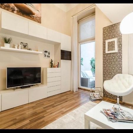 Center Studio With Sauna And Patio Apartment Budapest Bagian luar foto