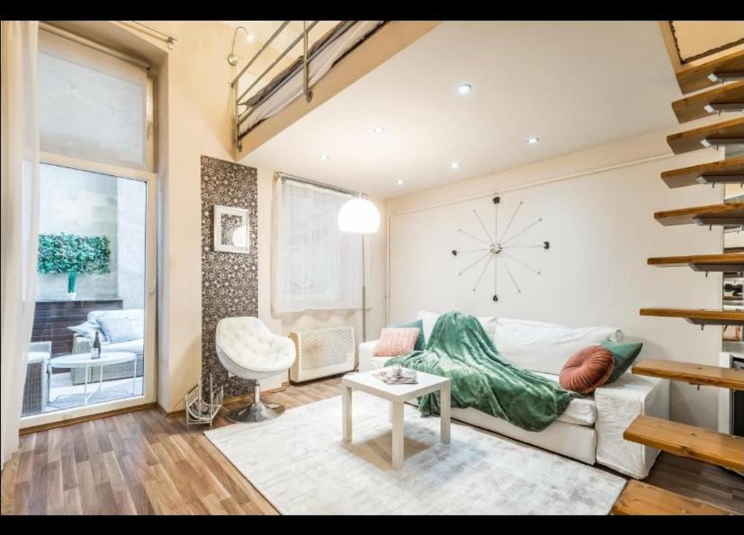 Center Studio With Sauna And Patio Apartment Budapest Bagian luar foto